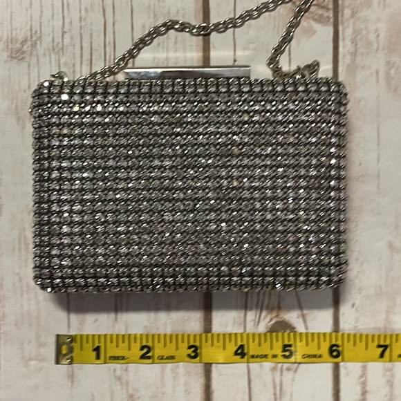Express Signs Silver Bling Chain Link Crossbody Clutch - Picture 6 of 13